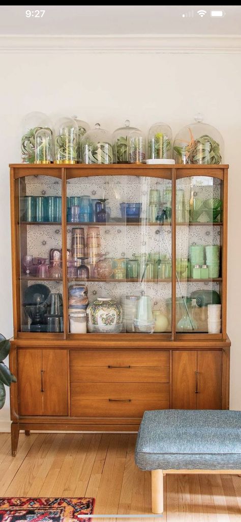 Glassware Cabinet Styling, Colorful Glass Display, Glass Cabinet Kitchen Decor, Vintage Dish Display, Glassware Display Cabinet, Colorful China Cabinet, Colored Glassware Display, How To Display Glassware, Colored Glass Display