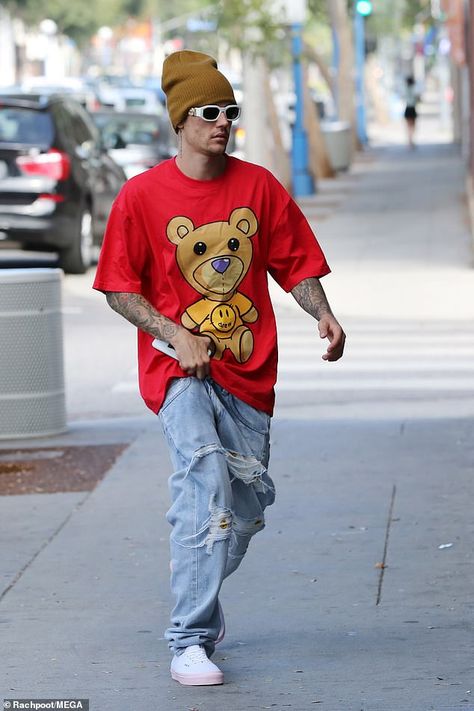 Justin Bieber keeps his cool as he dons ensemble from his Drew clothing collection | Daily Mail Online Justin Bieber Drew Outfits, Drew Clothes, Drew Clothing, Top With Baggy Jeans, Early 2000s Hip Hop Fashion, Justin Bieber Fashion, Mens Streetwear Outfits, Justin Bieber Outfits, Justin Bieber Style