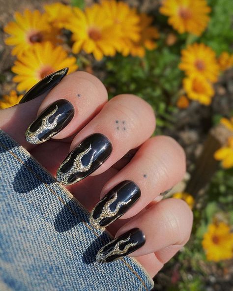 𝙼𝙸𝚈𝙰 𝙰. on Instagram: “🌼SOLD🌼  Medium round press on set comes with 20 tips to fit anyone! $60  @luxapolish gold art get and blackout  #flamenails #blacknails…” Gold Accent Nail, Flame Nail Art, Accent Nail Designs, Mens Nails, Trendy Nail Art Designs, Simple Nail Art Designs, Round Nails, Flower Nail Art, Oval Nails