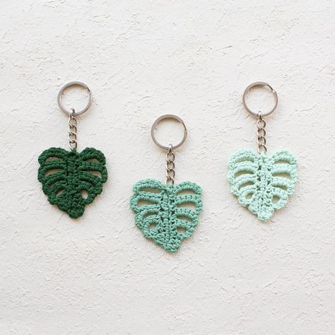 This crochet Monstera leaf keychain is a unique and thoughtful gift for plant lovers. It's made with sturdy cotton yarn and features a realistic leaf shape. The keychain is also lightweight and easy to attach to a bag or.#crochetkeychain #handmadegifts #DIYkeychain #crochetlove #keychainaddict Green Crochet Keychain, Crochet Leaf Keychain, Crochet Key Rings, Crochet Monstera Leaf, Crochet Key Chains, Nature Crochet, Crochet Monstera, Plant Keychain, Crochet Charms