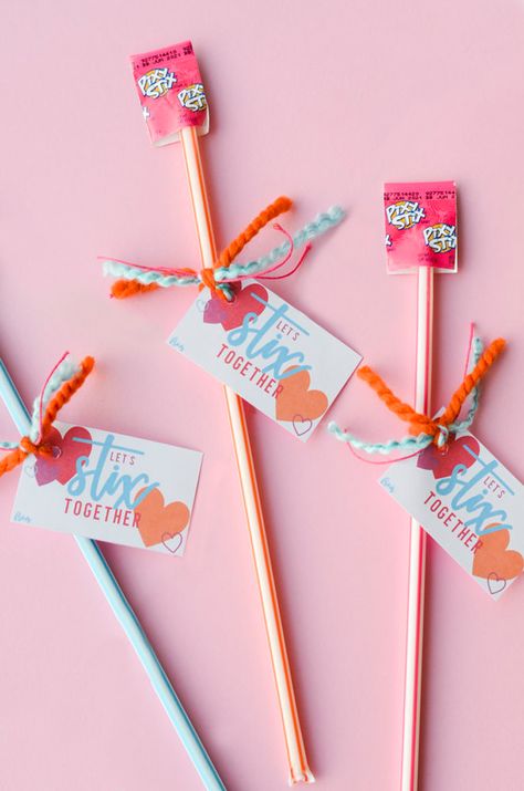 A clever Pixy Stix Valentine Saying and FREE PRINTABLE to show your little loves how much you adore them on love day! Available as a free download! Pixy Stix Valentine, Pixie Stick, Diy Valentines Day Gifts For Him, Punny Gifts, Dance Team Gifts, Pixie Sticks, Treat Toppers, Valentines Gift Tags, Valentine's Day Printables