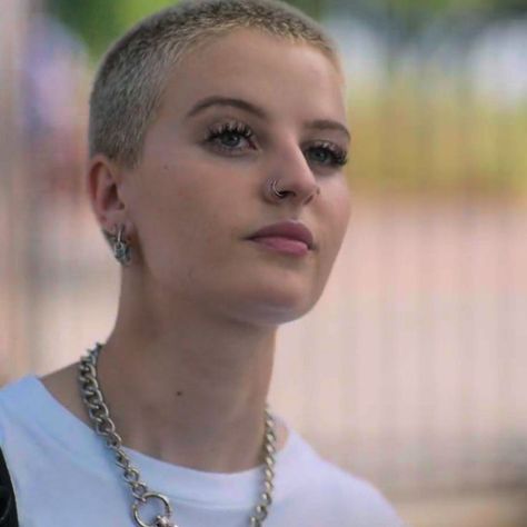 Lesbian Buzzcut Fade, Blond Buzzcut Woman, Harper Heartbreak High Icon, Women With Buzzcut, Growing Out A Buzzcut Women, Harper Mclean, Asher Yasbincek, Long Buzz Cut, Buzz Cut Women