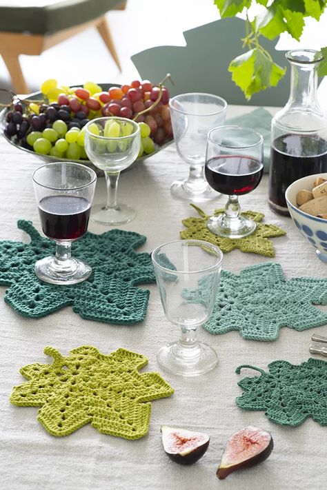 Déco de table : tutoriel pour crocheter des dessous de verre en forme de feuille - Marie Claire Marie Claire Idees, Plaid Crochet, Big Wool, Fabric Coasters, Table Coasters, Crochet Coasters, Deco Table, Macrame Diy, Crochet Motif