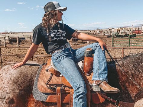 Katarina Abts on Instagram: ““there’s too many good ones to ride a bad one. that goes for cowboys & horses” -RansomNotes @skip_ransom • • Code: Katarina15…” Ranch Cowgirl, Foto Cowgirl, Cute Cowgirl Outfits, Rodeo Girls, Southern Outfits, Country Style Outfits, Cute Country Outfits, Looks Country, Rodeo Life