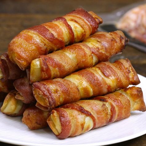 Bacon-wrapped Spring Rolls – filled with avocado, eggs, red onion, jalapeno, salt and pepper and wrapped in bacon, then baked until crispy. Easy to make for breakfast or brunch and great as a grab-and-go option for busy weekday mornings. Video recipe. AD Brunch Bacon, Bacon Wrapped Recipes, Spring Roll Recipe, Tasty Videos, Italian Dinner, Cheesecake Factory, Idee Pasto Sano, Wrap Recipes, Bacon Wrapped