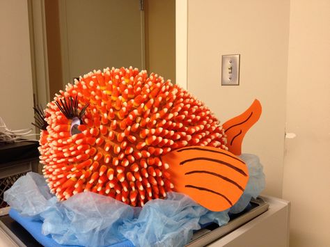 Halloween pumpkin puffer fish Class Pumpkin Decorating Ideas, Blowfish Pumpkin Decorating, Puffer Fish Pumpkin Decorating, Puffer Fish Pumpkin, Rainbow Fish Pumpkin, Pumpkin Sea Creatures, Halloween Pumkin Ideas, Diy Halloween Candy Jar, Fish Pumpkin