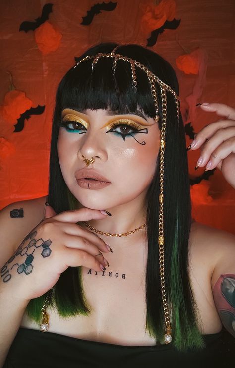 Sígueme en ig elmundodenanii para más contenido ☺️☺️☺️ Cleopatra Outfit Ancient Egypt, Zombie Cleopatra, Egyptian Makeup Cleopatra, Egyptian Makeup Goddesses, Egyptian Halloween Costume, Egypt Makeup, Egypt Costume, Cleopatra Makeup, Egyptian Hairstyles