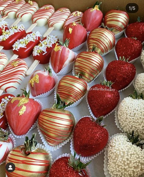 Valentines Strawberries, Strawberries Ideas, Gourmet Chocolate Covered Strawberries, Christmas Strawberry, Valentine Strawberries, Strawberry Box, Chocolate Covered Strawberry Recipe, Red Quince, Chocolate Covered Strawberries Bouquet