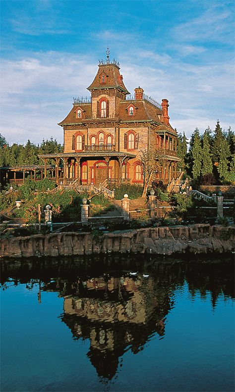 Chateau Disney, Phantom Manor, Paris Disneyland, Walt Disney Imagineering, Disney Imagineering, Disney Paris, Disneyland (paris), Disney Rides, Disney Haunted Mansion