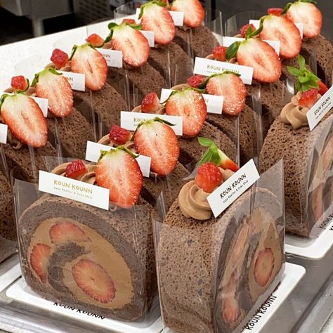 Cake Exhibition, Bakery Goods, Mini Torte, Dessert Packaging, Pinterest Feed, Food Freedom, Bakery Packaging, Fun Places To Go, Roll Cake