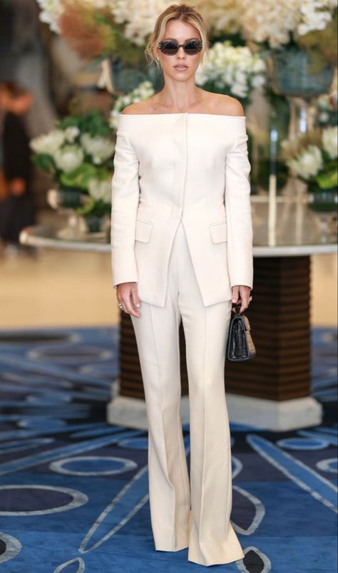 Donna Suits, White Pantsuit, Nyc Fits, Claire Holt, All White Outfit, Woman Suit Fashion, Suit Fashion, Work Attire, Office Fashion