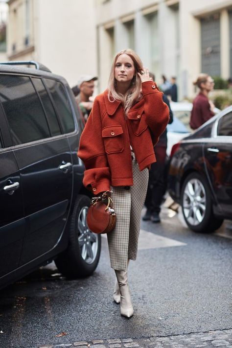 See all the most covetable street style looks from Paris Fashion Week. Fall Fashion Coats, Street Style Fall Outfits, Walking Down The Street, Clothing Winter, Popular Clothing, Paris Mode, Paris Fashion Week Street Style, Looks Street Style, Street Style Winter