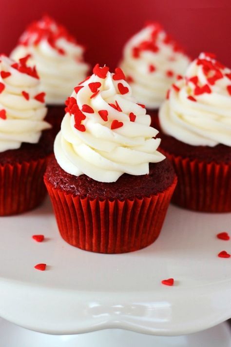 Yummy Red Velvet Cupcake Ideas, Heart Cupcake Toppers, Valentine's Day Food Decor Ideas #diy #valentines #cupcakes #ideas www.foodideasrecipes.com Cupcakes Red Velvet, Cake Mini, Heart Cupcakes, Valentine Day Cupcakes, Red Velvet Cheesecake, Torte Cupcake, Valentines Cupcakes, Velvet Cupcakes, Red Velvet Cupcakes