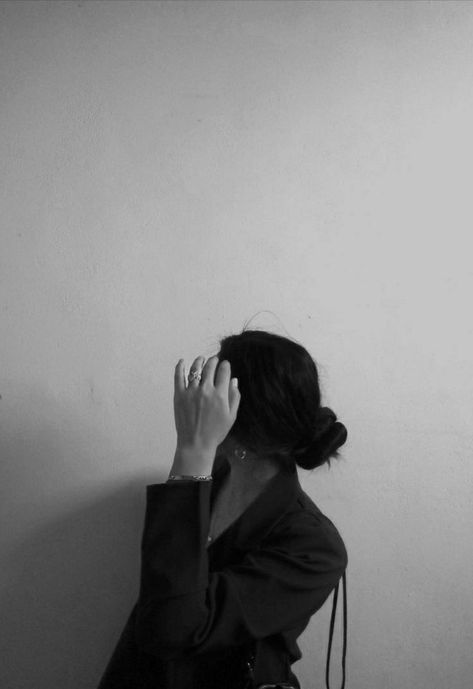 Hidden Face Aesthetic, Girls Dpz Stylish, Self Photography, Stylish Aesthetic, Self Portrait Photography, Self Portrait Poses, Face Aesthetic, Selfie Ideas Instagram, Face Photo