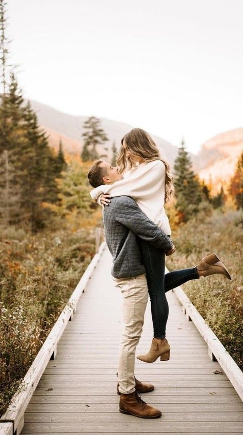 Couple On Bridge Photography, Couple Photoshoot Bridge, Bridge Couple Poses, Couple Poses On Bridge, Bridge Photoshoot Couples, Couples Bridge Photography, Bridge Couple Pictures, Winter Couples Photoshoot Outfits, Couple Bridge Photos