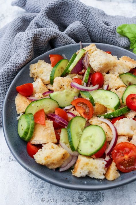 Tuscan Panzanella - Italian Bread Salad - a Veg Taste from A to Z Italian Bread Salad, Panzanella Recipe, Accidentally Vegan, Oil Free Vegan Recipes, Bread Salad, Classic Italian Dishes, Italian Bread, Idee Pasto Sano, Healthy Side Dishes