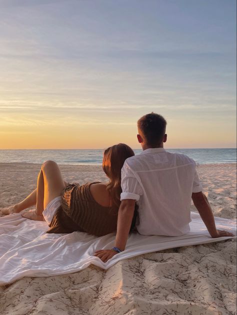 Interracial Couple Beach Aesthetic, Couples On Vacation Pictures, Beach With Husband, Beach Picnic Date Aesthetic Couple, Couples On Beach Aesthetic, Beach Trip Couple, Island Couple Pictures, Sunrise Couple Aesthetic, Couple Beach Poses Instagram