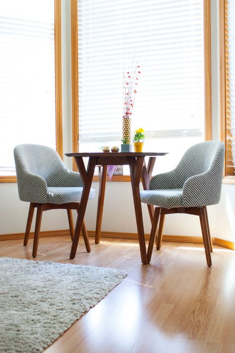 Kendall’s Bright Pacific Northwest Gem Small Table And Chairs, Small Dining Room Table, Small Dining Room, Dining Interior, Dining Room Design Modern, Bellingham Washington, Modern Farmhouse Dining, Modern Ranch, Drawing Table