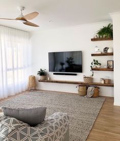 Traditional Design Living Room, Living Tv, Decor Ideas Bedroom, Living Room Tv Unit Designs, Small House Interior Design, Tv Room Design, Living Room Warm, Living Room Bench, Modern Bedroom Design