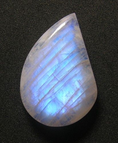 Moonstone Aesthetic, Caillou Roche, Rocks And Fossils, Gemstone Properties, Pretty Rocks, Crystal Therapy, Moonstone Crystal, Minerals And Gemstones, Rocks And Gems