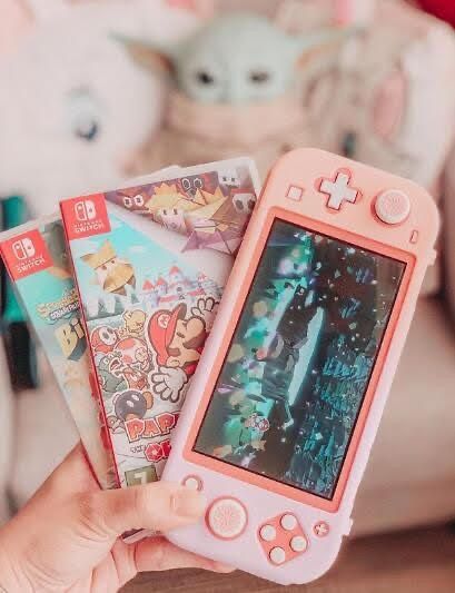 Nintendo Switch Lite Aesthetic, Switch Aesthetic, Marie Disney, Nintendo Lite, Gadgets Électroniques, Nintendo Switch System, Pink Games, Nintendo Switch Case, Nintendo Console