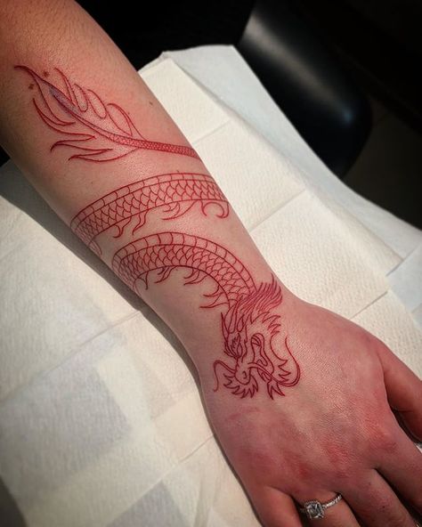 ❄ Julie Rg Tattoo🌙 (@julierg_) • Instagram photos and videos Dragon Tattoo Wrapped Around Arm, Dragon Tattoo Wrist, Dragon Hand Tattoo, Wrap Around Wrist Tattoos, Dragon Tattoo Arm, Red Dragon Tattoo, Wrap Around Tattoo, Wrap Tattoo, Dragon Tattoo For Women