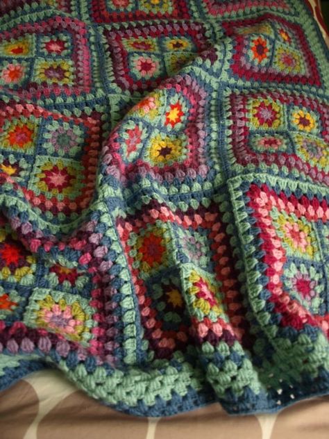 Freeform Crochet Blanket, Motifs Afghans, Motifs Granny Square, Granny Blanket, Beau Crochet, Crocheted Blanket, Confection Au Crochet, Crochet Afgans, Easy Crochet Blanket