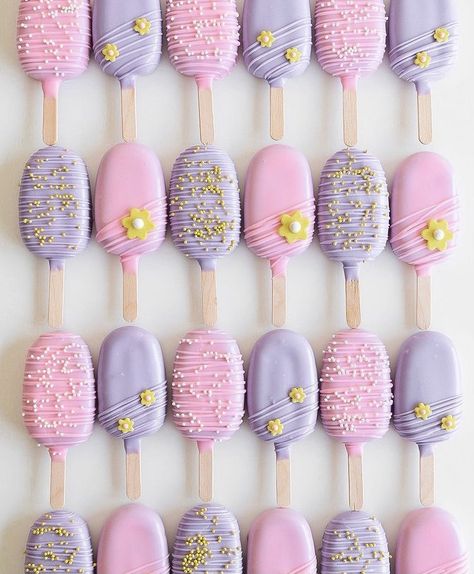 Pink And Purple Cakesicles, Easter Cake Popsicles, Cakesicles Ideas, Popsicles Cake, Cake Popsicles, Chocolate Covered Desserts, Rapunzel Cake, Cake Pop Designs, Chocolate Covered Strawberries Bouquet