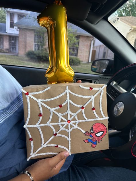 Spider Man Gift Ideas Diy, Spiderman Gifts For Boyfriend Products, Diy Spiderman Gift Ideas, Spiderman Themed Gifts, Spiderman Gift Box Ideas, Spider Man Box Gift, Spiderman Gifts For Boyfriend, Spider Man Gift Basket, Spiderman Basket