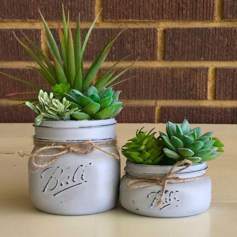 Mason Jar Plants, Mason Jar Succulents, Succulent Christmas, Mason Jar Projects, Tafel Decor, Rustic Mason Jars, Jar Decor, Ball Mason Jars, Mason Jar Crafts Diy