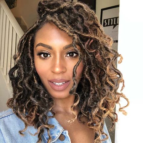 Learn about different methods for installing faux goddess locs, one of the hottest looks of the year. Braids Rasta, Rasta Hairstyles, Boho Goddess Locs, Faux Locs Styles, Dread Styles, Braids Updo, Faux Loc, Natural Braids, Marley Hair