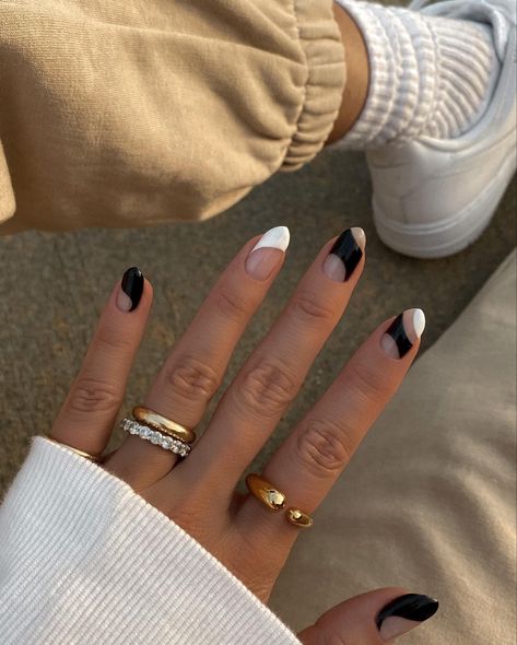 Black and white abstract nails, almond shape nails / TAP TO FOLLOW ON IG @taylorpilk / nails by @nails.flo خواتم خطوبة, Milky Nails, Colorful Nail, Minimal Nails, Nail Jewelry, Minimalist Nails, Dream Nails, Fire Nails, Funky Nails