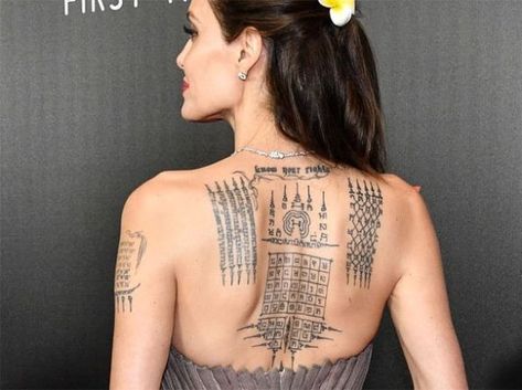 Le tatouage sacré en Thaïlande, une tradition millénaire modernisée – thailande-fr.com Angelina Jolie Back Tattoo, Angelina Jolie Tattoo, Lower Belly Tattoos, No Regrets Tattoo, Good Tattoo Quotes, Belly Tattoos, Sak Yant Tattoo, Dandelion Tattoo, The Girl With The Dragon Tattoo