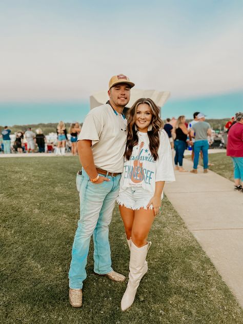 Oversized Tshirt Outfit Concert, Hardy Concert Outfit Ideas, Country Concert Outfit White Boots, Hardy Concert Outfit, White Boots Western, Stagecoach 2024, Zac Bryan, Big Tshirt Outfit, Concert Outfit Jeans