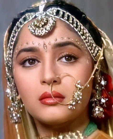 Maduri Dixit, Royal Hairstyles, Pakistani Women Dresses, Indian Bridal Photos, Actress Hairstyles, Arabian Beauty Women, Madhuri Dixit, Indian Bridal Makeup, Vintage Indian