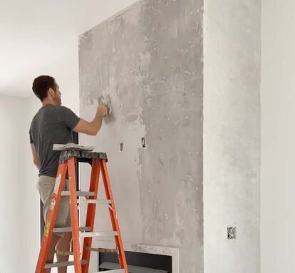 I love the look of concrete and it’s a great way to add an industrial or modern vibe to a room. However, adding a solid concrete wall or fireplace after the fact is usually not an option. But there is a way to achieve a really nice concrete look using Venetian plaster.In this tutorial, I’m going to show you how I created a concrete look on one of the fireplaces in my sister-in-law’s house using Venetian plaster.Use the Best PlasterBefore starting a plaster project, it’s important th… Diy Chimney Remodel, How To Concrete Fireplace, Plaster Look Paint, Plaster Wall Living Room, How To Venetian Plaster Walls Diy, Modern Plaster Walls, Concrete Plaster Wall, Diy Faux Plaster Fireplace, Venitian Plaster Fireplace