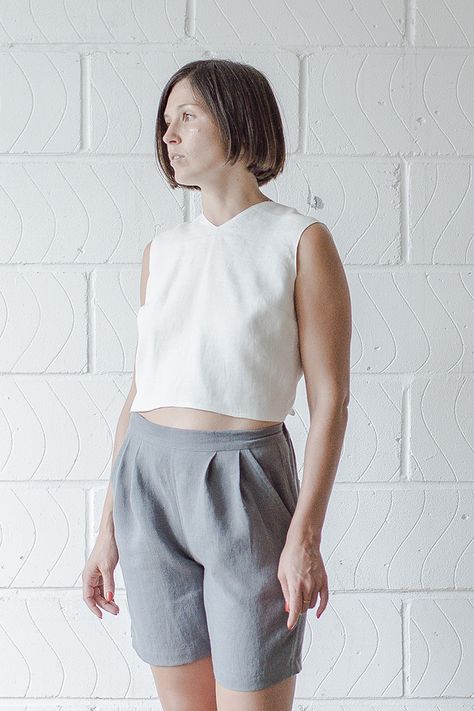 Jules Pleated Shorts Tutorial | Fabrics-Store.com - The Thread Pleated Shorts Pattern, Sewing Trousers, Wrap Top Sewing Pattern, Linen Pants Pattern, Skirts Patterns, Shorts Pattern Free, Crop Top Sewing Pattern, Dress Sewing Patterns Free, Sewing Shorts