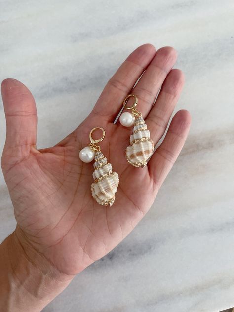 Fashion Girlies, Wire Jewelry Making, Sea Jewelry, Shell Crafts Diy, Painted Shells, Ocean Jewelry, Lightweight Earrings, Shell Jewelry, Shell Earrings