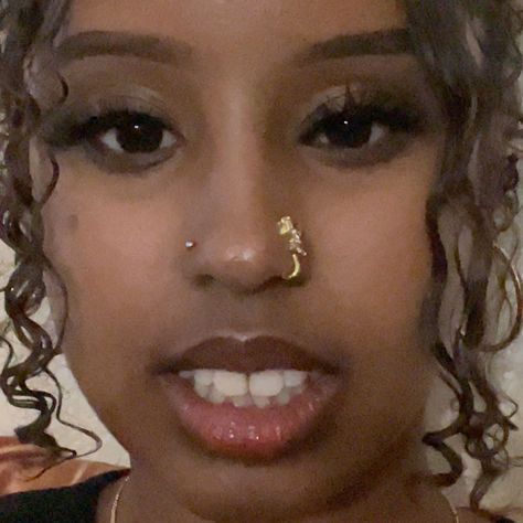 Nose Piercing Ring Aesthetic, Somali Jewelry, Somali Head Jewelry, African Nose Piercing, Face Dermal Piercing, Face Dermal, Xalwo Somali, Somali Girls Hijab, Nose Types