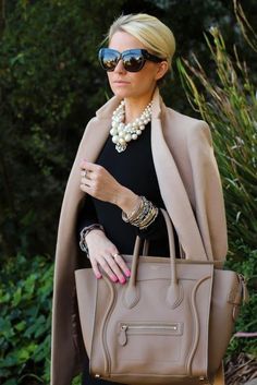 Add pearls and bangl Mode Over 50, How To Wear Pearls, Mode Ab 50, Don Pedro, Wear Pearls, Wearing Sunglasses, Looks Chic, 가을 패션, Look Chic