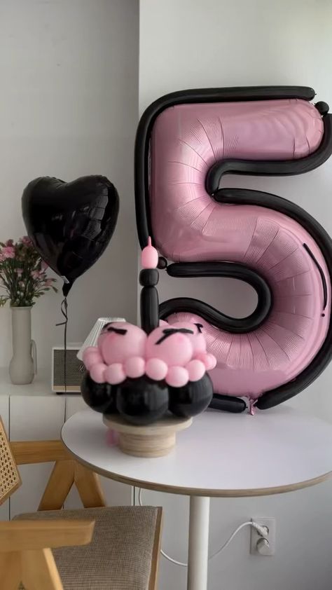 Annie Harutoonian | Cartoon balloons are trending strong and this pink creation is no exception 🩷 by @bonbontopper #theventcollectivex | Instagram Cute Event Ideas, New Balloon Trends, Birthday Balloon Ideas For Him, 17 Balloons Number, Birthday Ideas Decorations, Balloon Bouquet Ideas, Pink Birthday Decor, Cartoon Balloons, Balloons Art