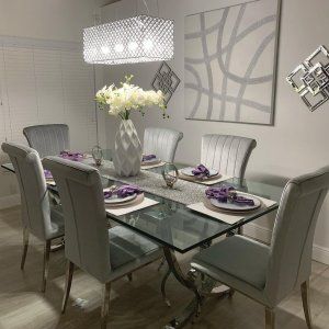 Glass Dining Table Decor, Dining Table Decor Centerpiece, Beautiful Dining Room Decor, Beautiful Dining Table, Glass Dining Room Table, Dining Room Table Centerpieces, Room Table Decor, Grey Dining Room, Dinning Room Design