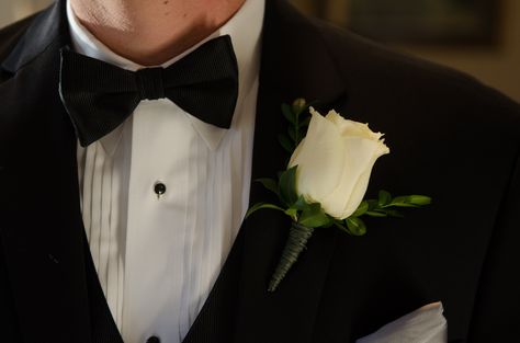 Groom's Single White Rose Boutonniere Single White Rose Boutonniere, Rose Buttonholes Wedding, Single Rose Boutonniere, Single White Rose, Boutonniere Groomsmen, White Rose Boutonniere, Diy Boutonniere, Groomsmen Ideas, White Boutonniere