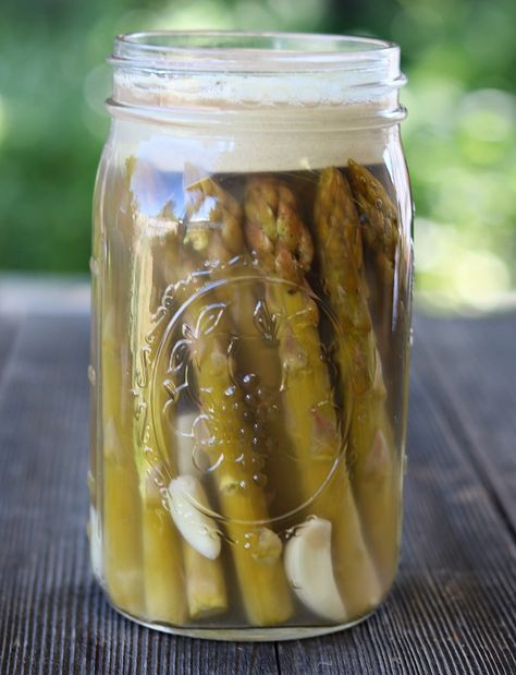 This fermented asparagus with garlic recipe is easy to make and super tasty. Fermenting vegetables is a great way to put up the harvest! Spicy Pickled Asparagus Recipe, Refrigerator Pickle Recipes, Pickled Asparagus, Fermented Pickles, Charcuterie Spread, Fermentation Recipes, Fermented Vegetables, Garlic Recipes, Home Canning