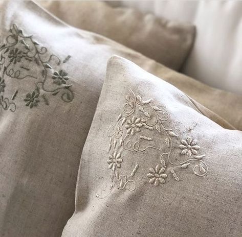 :: Designer Bed Sheets, Cushion Embroidery, Clothes Embroidery Diy, Diy Monogram, Cabin Cottage, Christmas Embroidery Designs, Hand Embroidery Flowers, Embroidery Monogram, Embroidery On Clothes