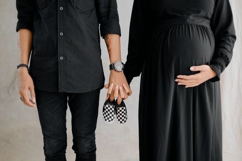 Maternity Casual Photoshoot, Maternity Shoot Hijab Studio, Muslim Maternity Photoshoot, Couple Maternity Poses, Home Maternity Photography, Maternity Couple, Maternity Studio Photoshoot, Studio Maternity Photos, Maternity Photography Poses Outdoors