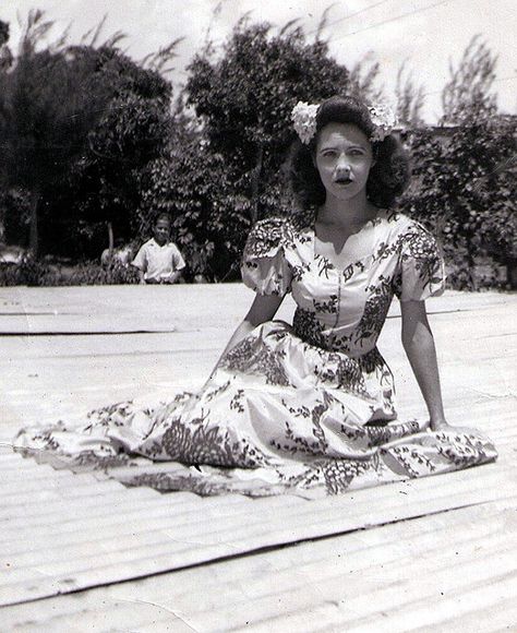 Description reads "Mother with her home made dress." Mami 1944 - Barrio Unibon, Morovis, Puerto Rico. Fashion 1940s, Latina Fashion, 40s Fashion, Floral Dresses Long, 1940s Fashion, Puerto Rican, Vintage Photographs, Vintage Hairstyles, Vintage Beauty