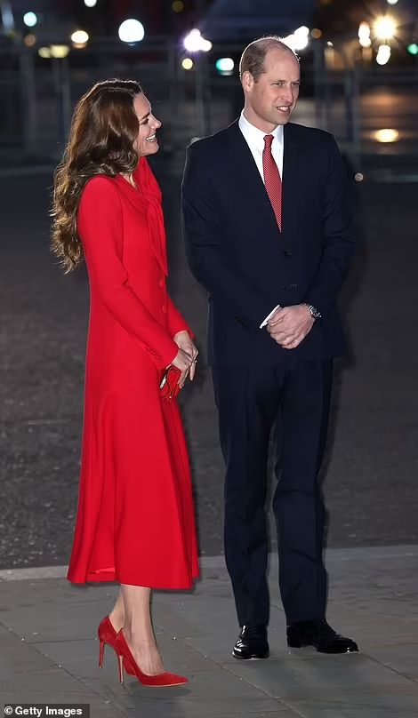 Red Coat Dress, William E Kate, Looks Kate Middleton, Princess Katherine, Royal Christmas, Kate Middleton Prince William, Princess Catherine, Catherine Elizabeth Middleton, Princess Kate Middleton