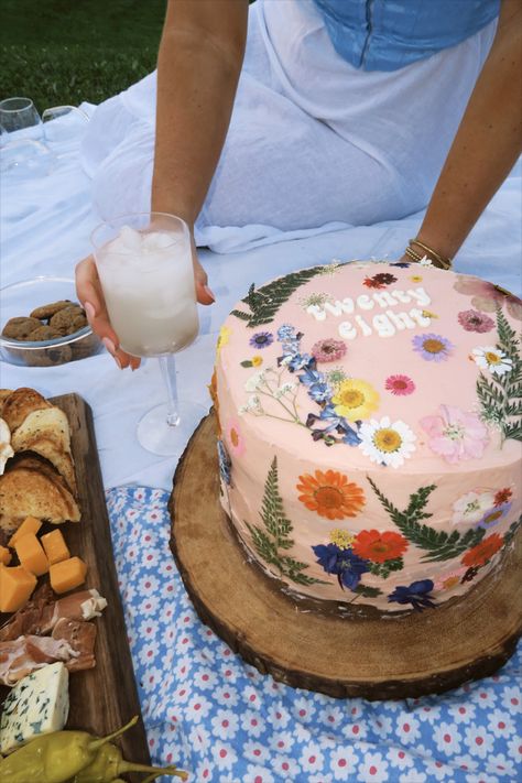 cottage core girly pop picnic aesthetic inspo birthday cake pressed flowers Cottage Picnic Aesthetic, Kaitlin Aesthetic, Dani Core Vibe, Katelyn Core Aesthetic, Breanne Core, Lindsey Core Aesthetic, Cottage Birthday Party Ideas, Abby Core Aesthetic, Jaelynn Core