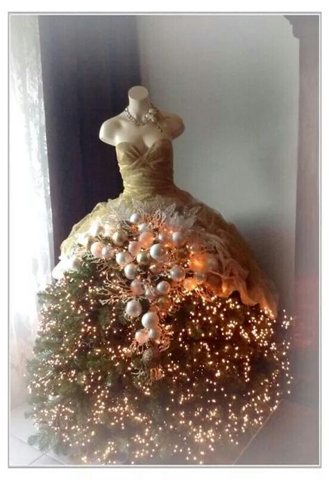 Dress Form Christmas Tree, Mannequin Christmas Tree, Christmas Tree Dress, Tree Dress, Unique Christmas Trees, Noel Christmas, Christmas Deco, Christmas Dress, Xmas Decorations